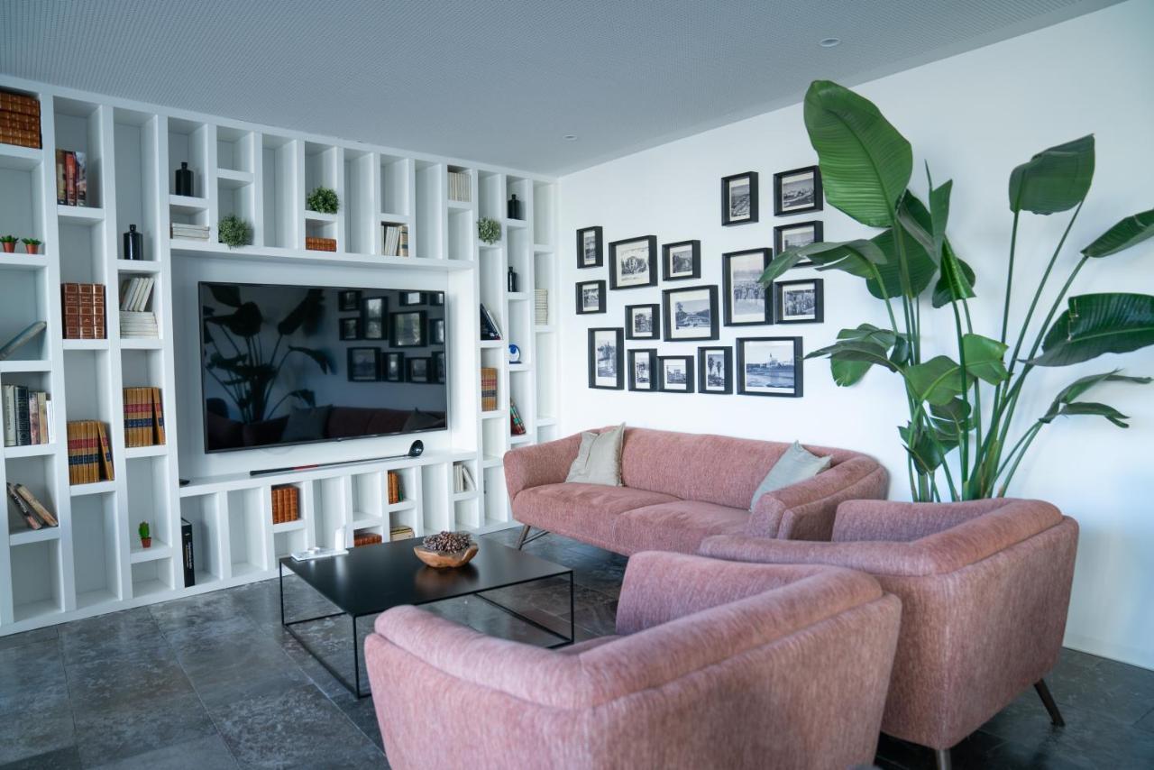 Отель A House In Estoril - Adults Only Экстерьер фото A living room with a television